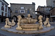 60 Fontana del Contarini in Piazza Vecchia col Palazzo della Ragione